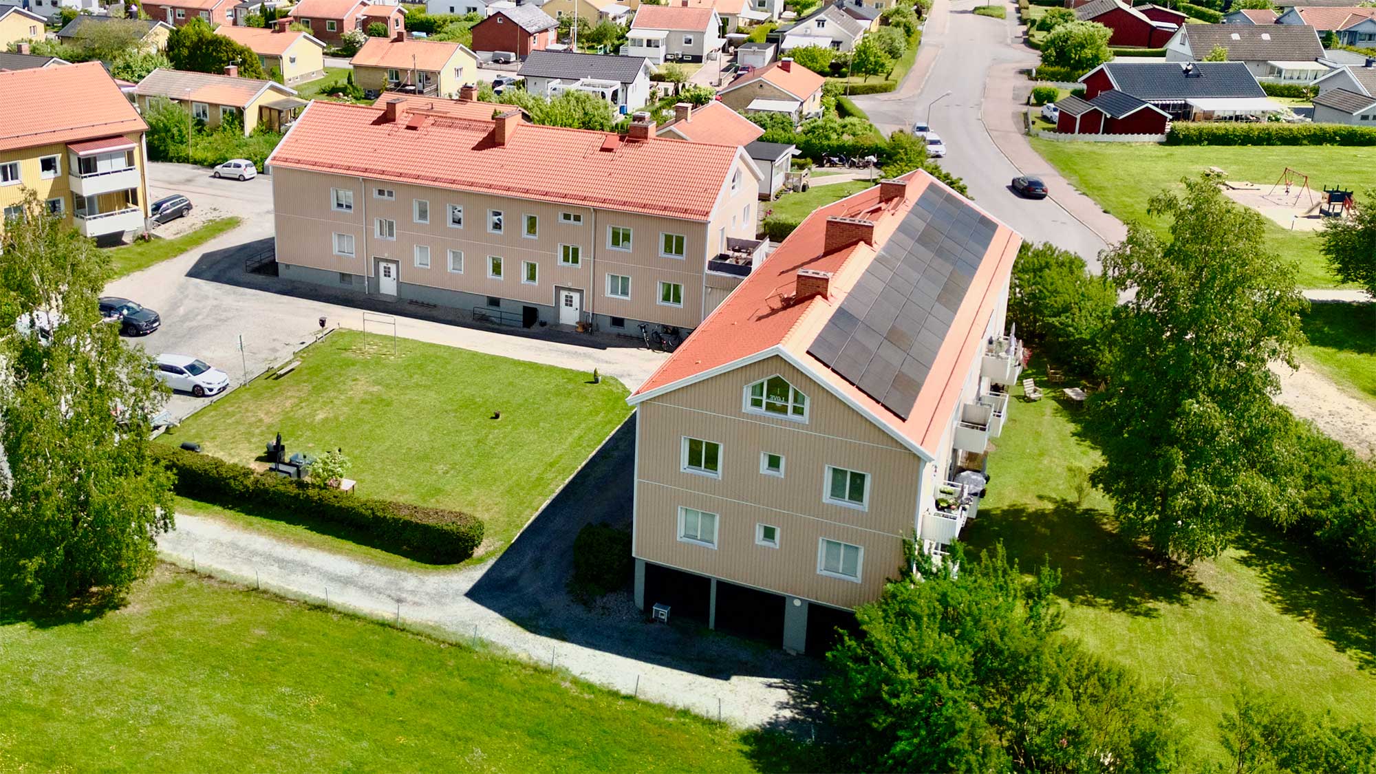 Ett flygfoto äver ett lägenhetshus