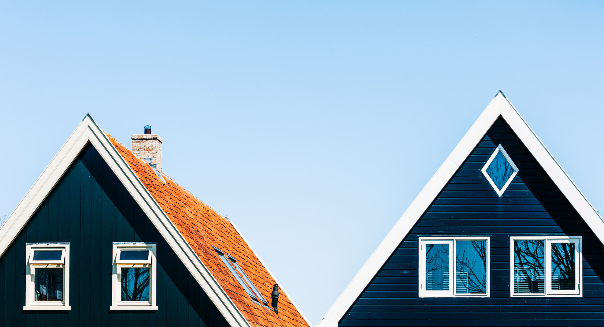 Fasad på moderna mörkblåa hus